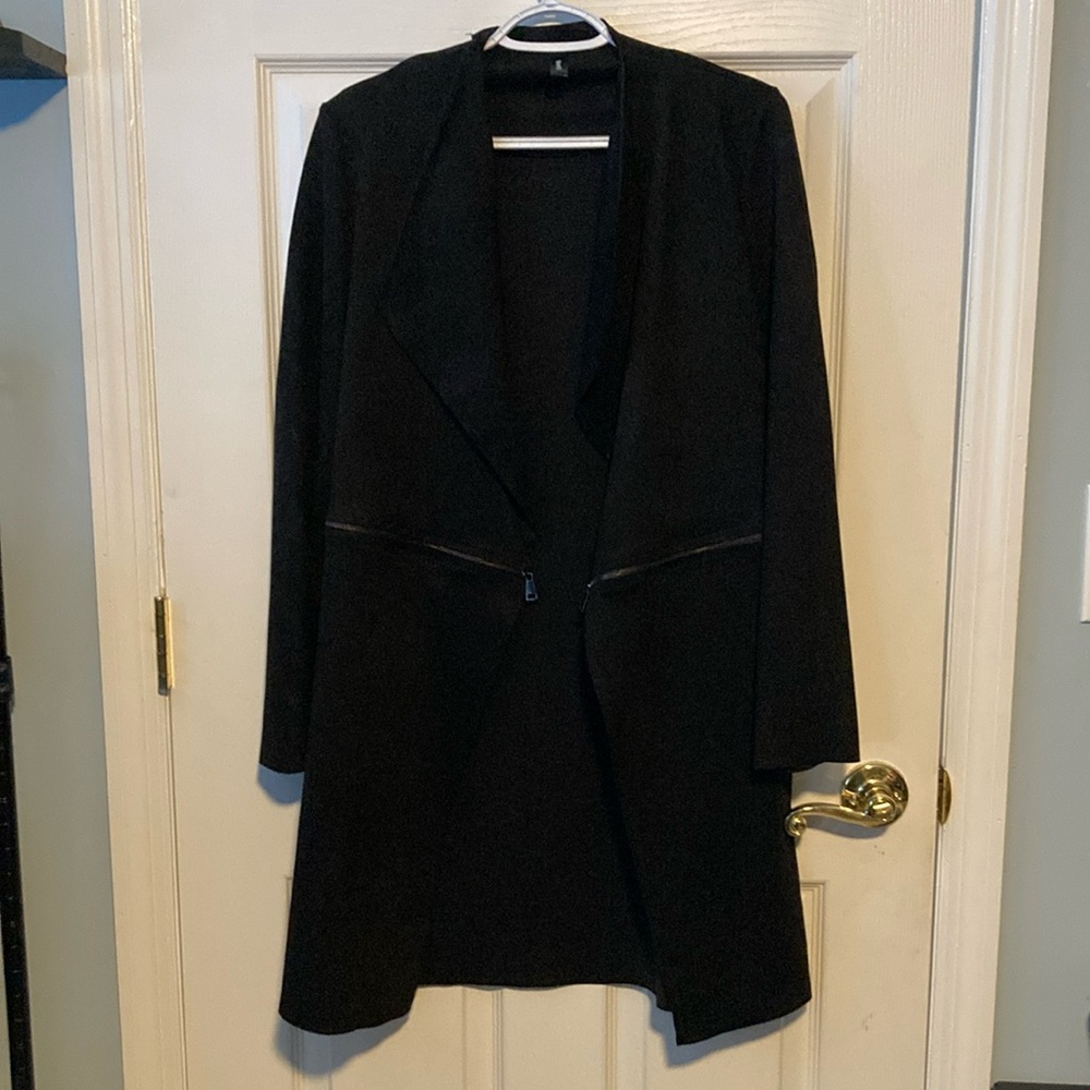 Venti6 women’s Large jacket with front zipper accent options. No pockets!